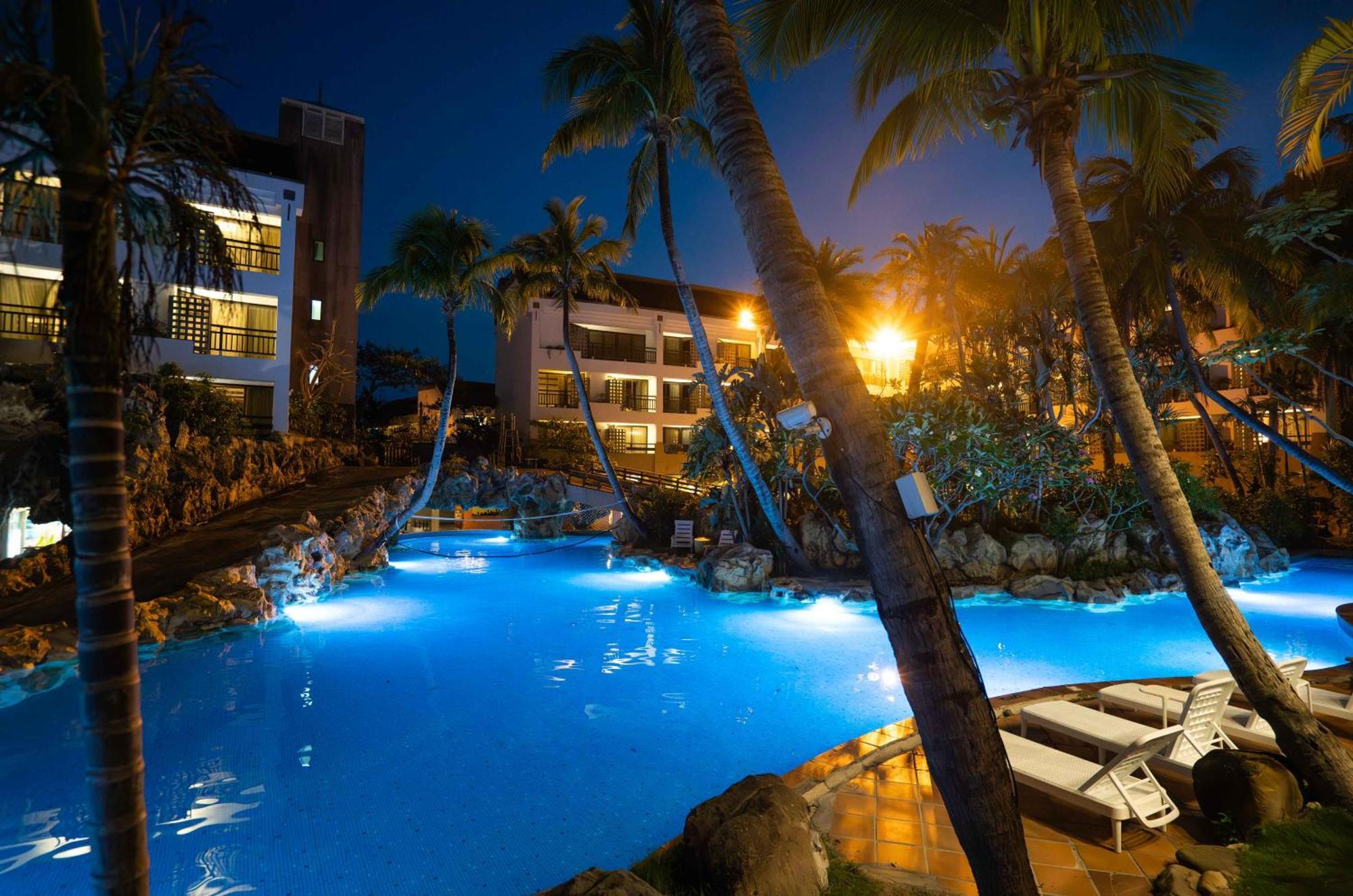 Yoho Beach Resort Kenting Heng-ch'un Buitenkant foto The pool at the Hard Rock Hotel