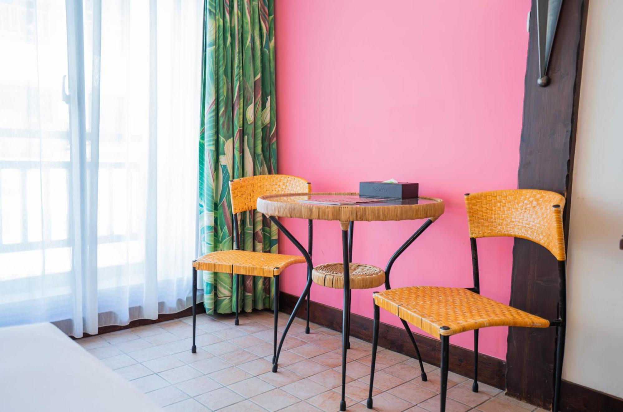 Yoho Beach Resort Kenting Heng-ch'un Buitenkant foto A table and two chairs