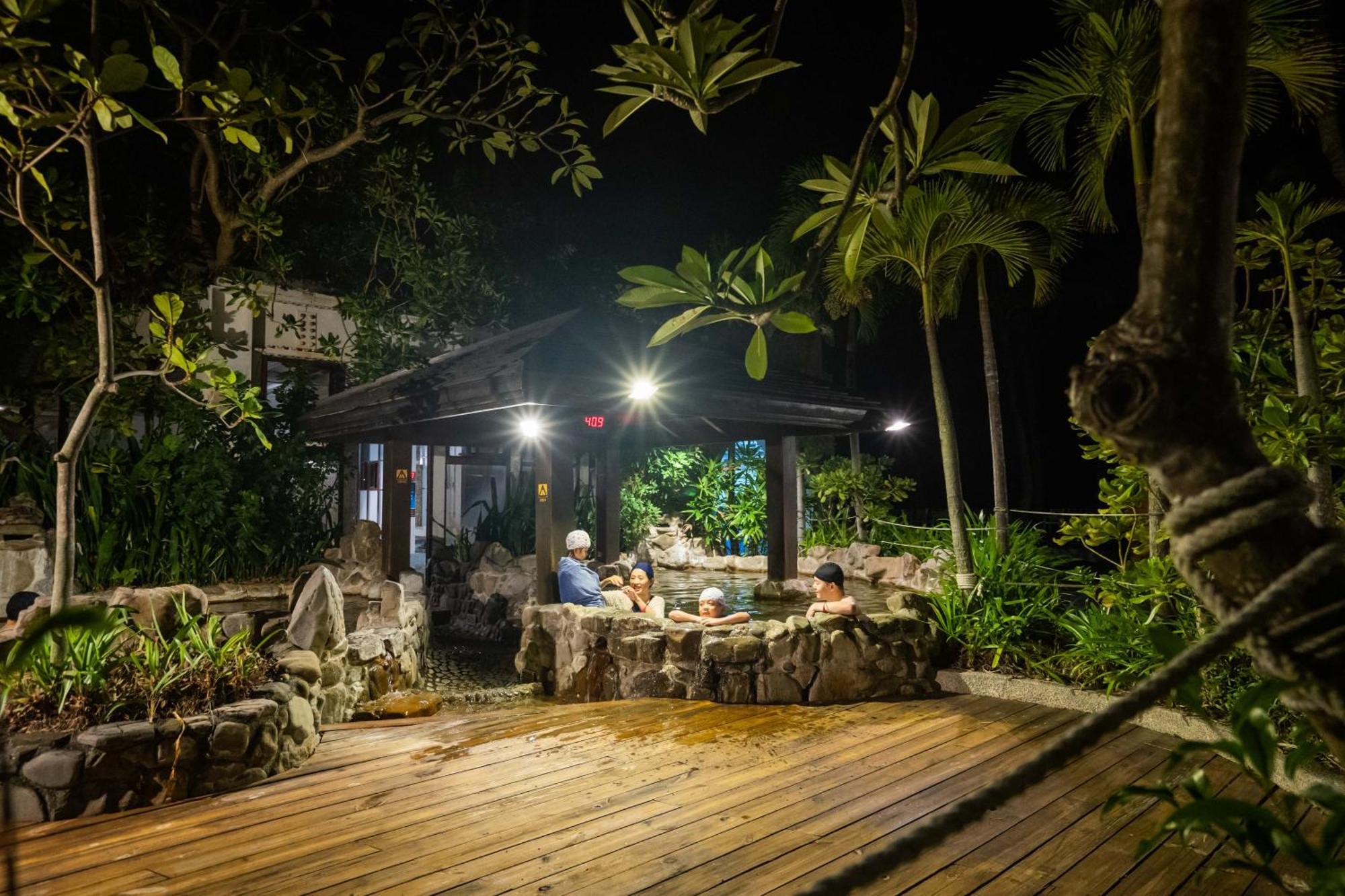 Yoho Beach Resort Kenting Heng-ch'un Buitenkant foto A hot spring in Taiwan