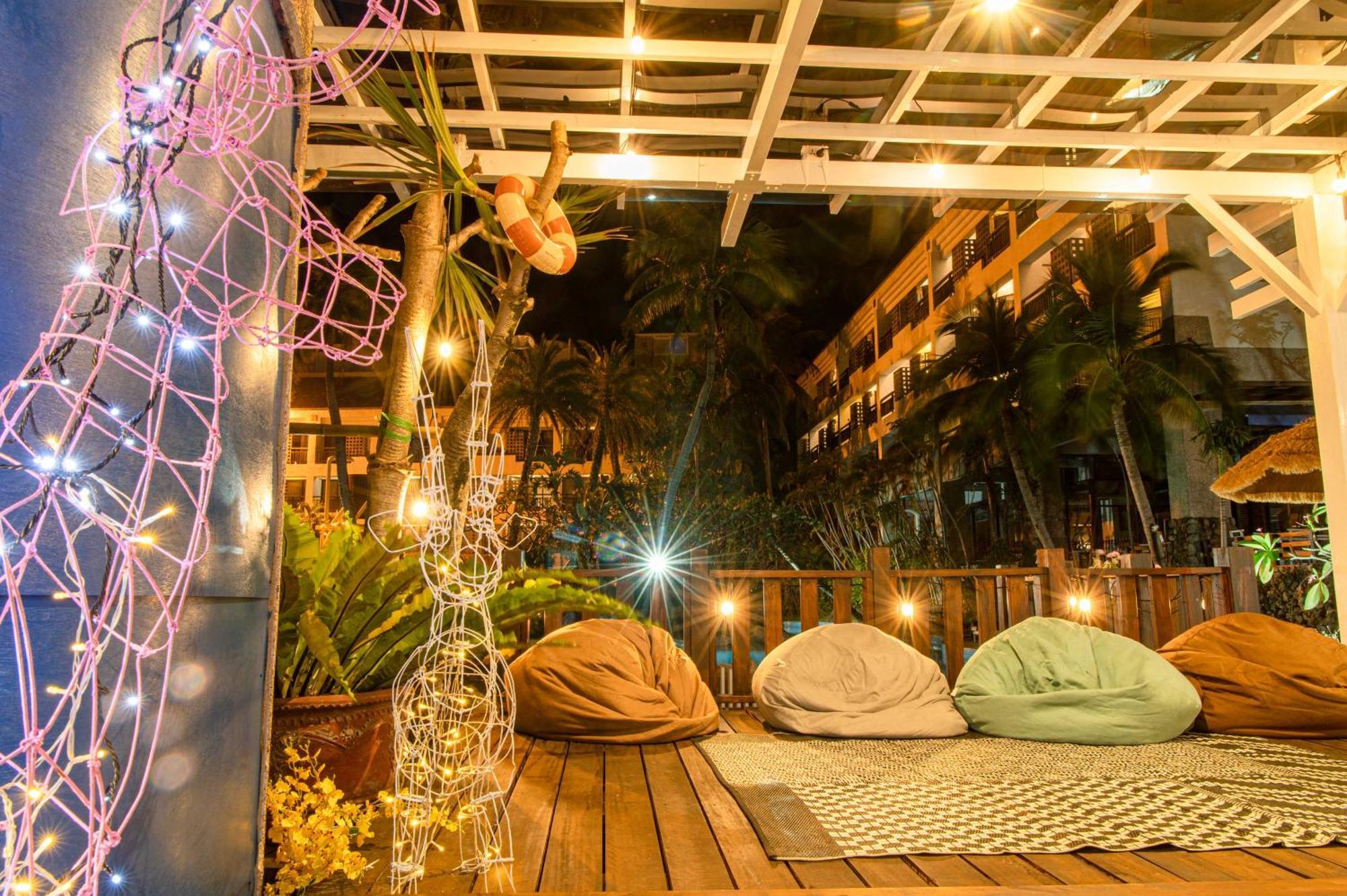 Yoho Beach Resort Kenting Heng-ch'un Buitenkant foto The interior of a rooftop bar in Bangkok, Thailand