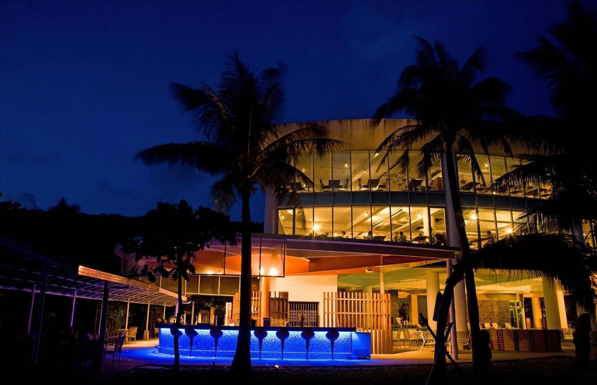 Yoho Beach Resort Kenting Heng-ch'un Buitenkant foto The resort at night
