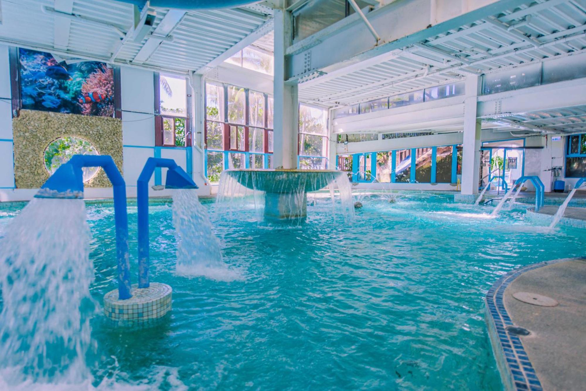 Yoho Beach Resort Kenting Heng-ch'un Buitenkant foto The indoor pool at the hotel