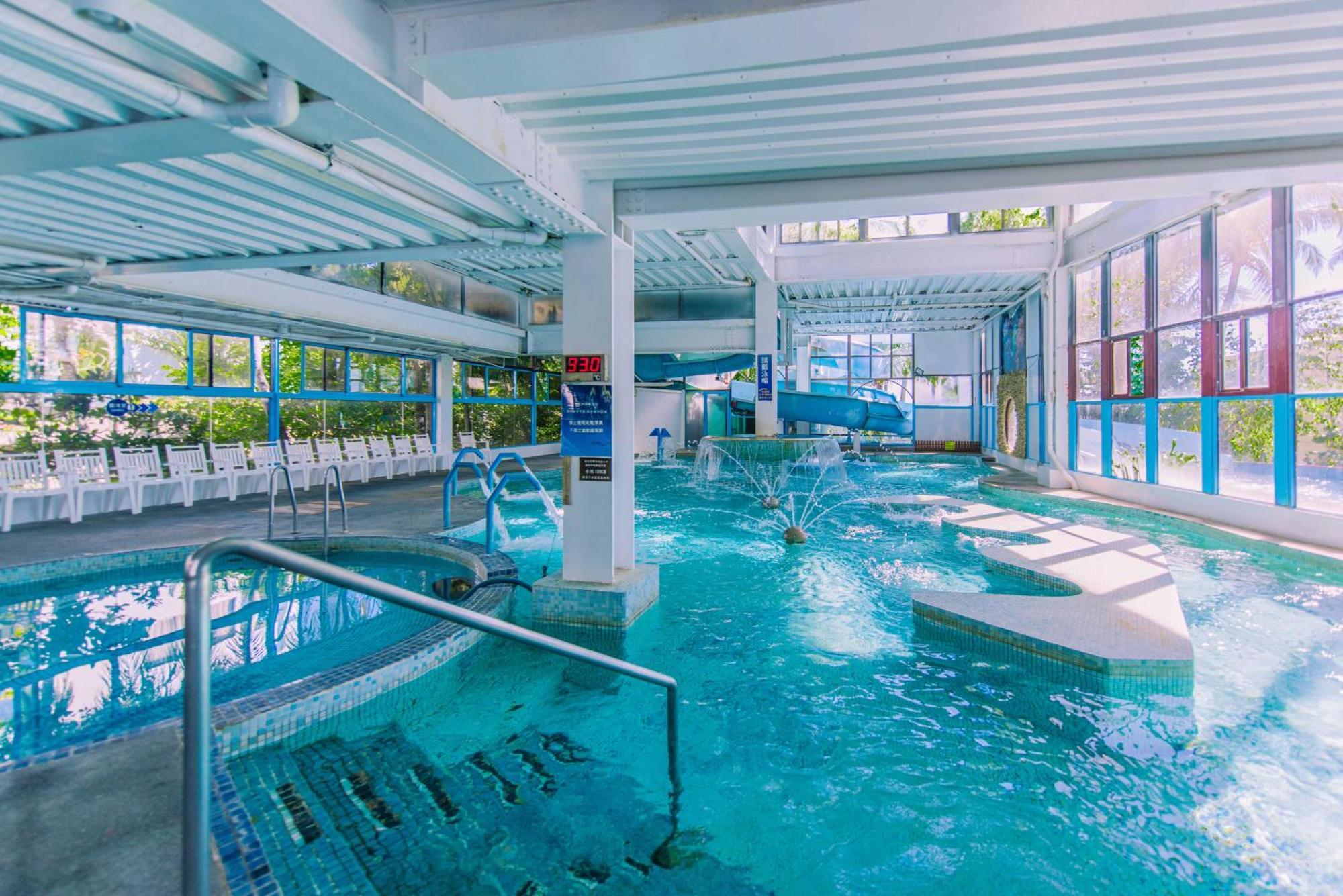 Yoho Beach Resort Kenting Heng-ch'un Buitenkant foto The indoor pool at the hotel