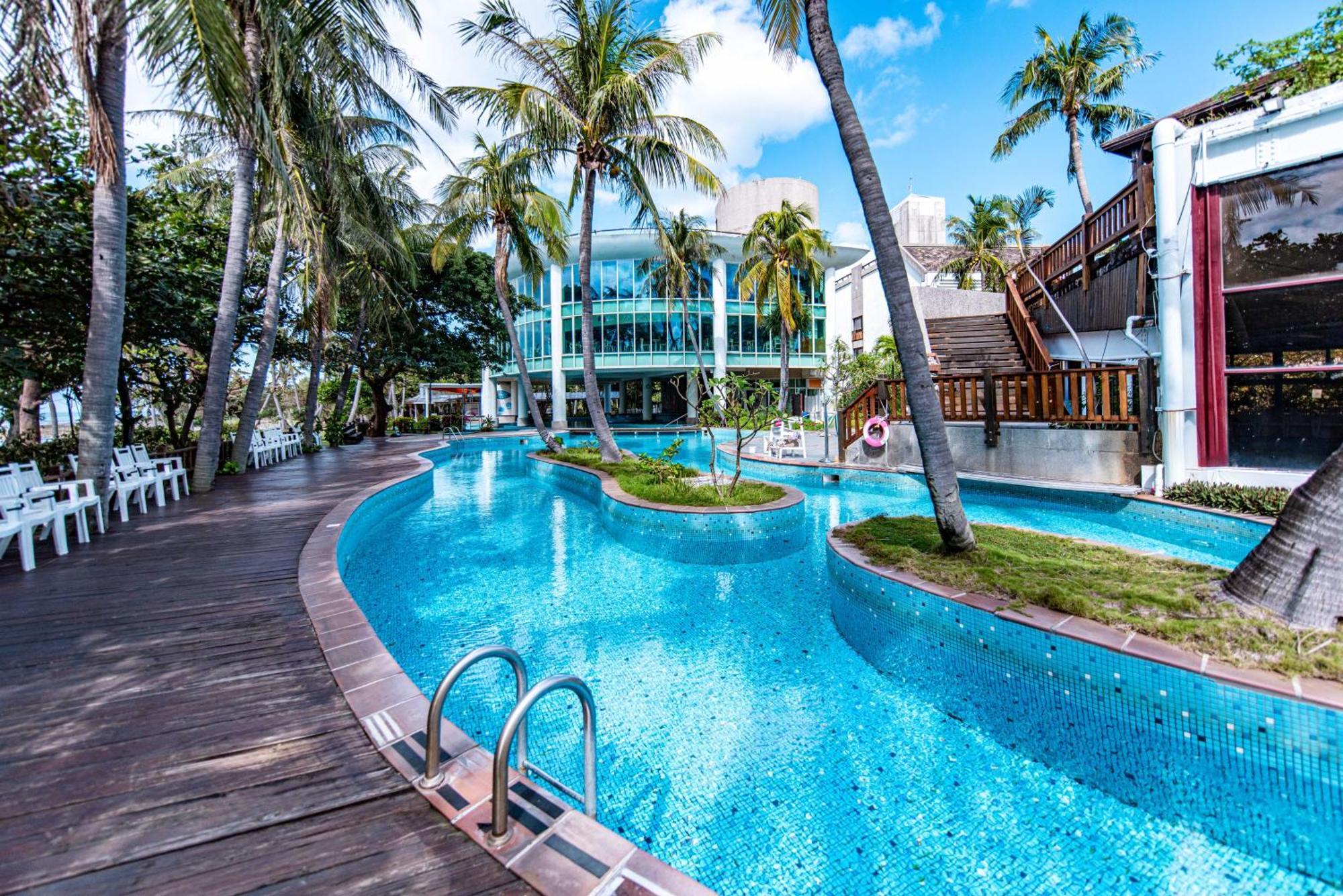 Yoho Beach Resort Kenting Heng-ch'un Buitenkant foto The pool at the resort